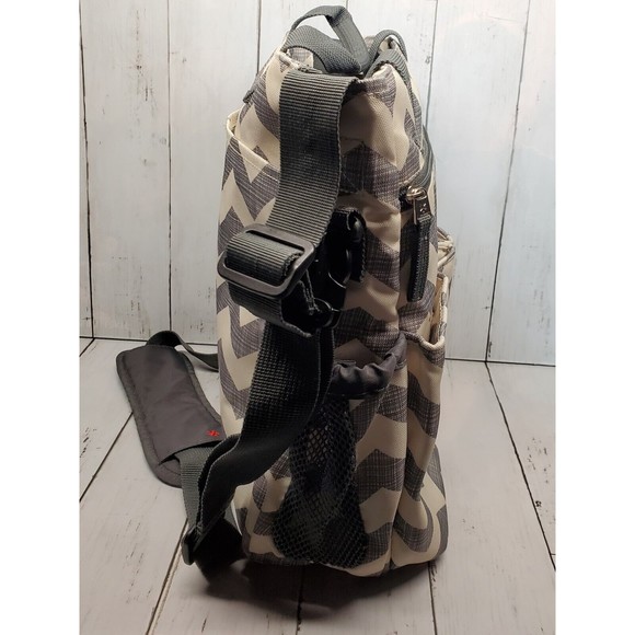 Skip Hop Dash Chervron Messenger Diaper Bag Grey / White - Picture 9 of 10